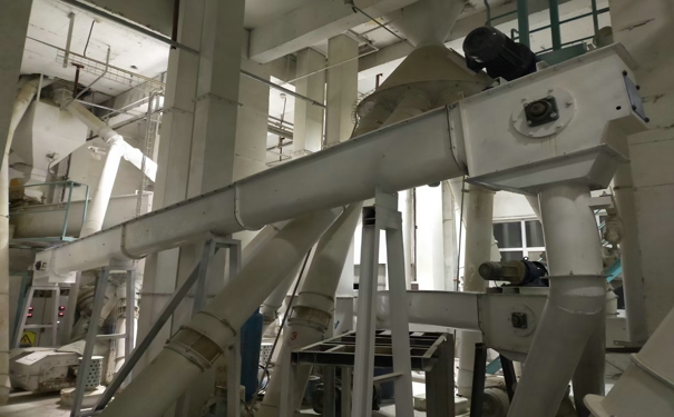 做飼料的機器價格多少錢?不同廠家品牌，給出的優(yōu)惠有很大不同